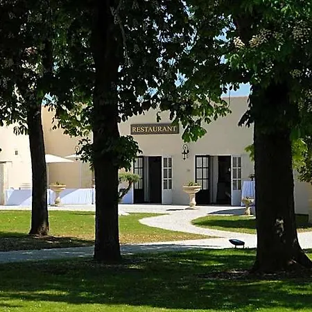 Hotel Le Logis Du Pere 4*