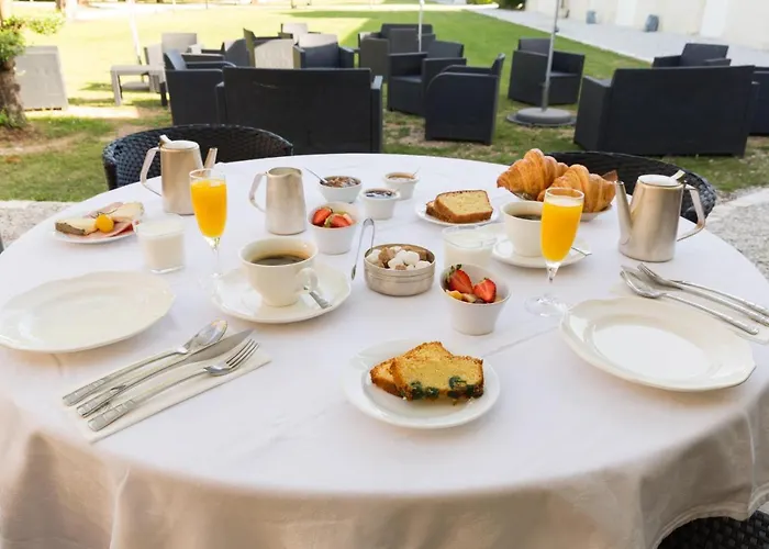 Le Logis Du Péré Hotel 4*