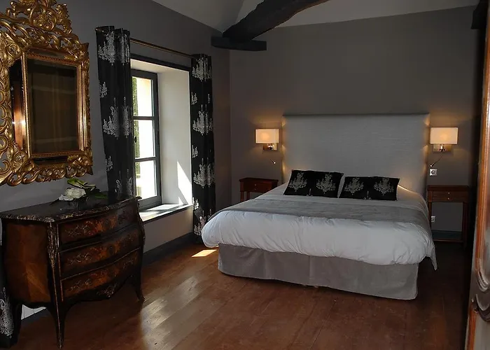 Hotel Le Logis Du Péré